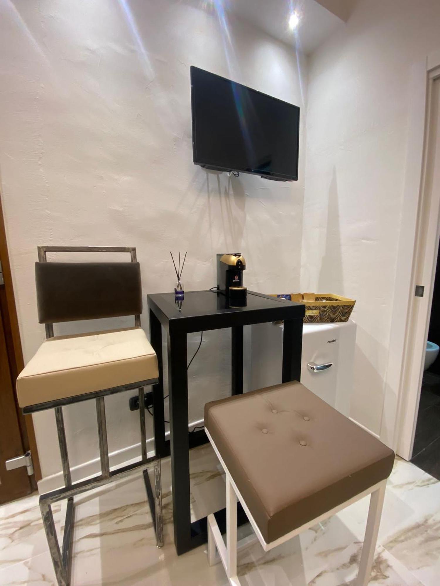 Mada'S Apartment Deluxe Бари Экстерьер фото