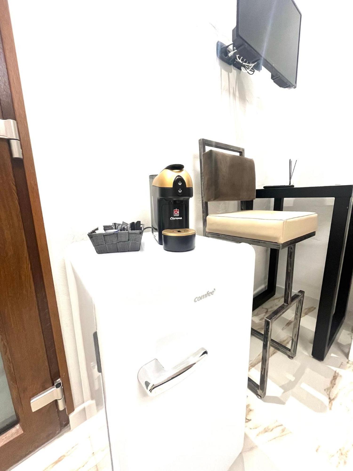 Mada'S Apartment Deluxe Бари Экстерьер фото