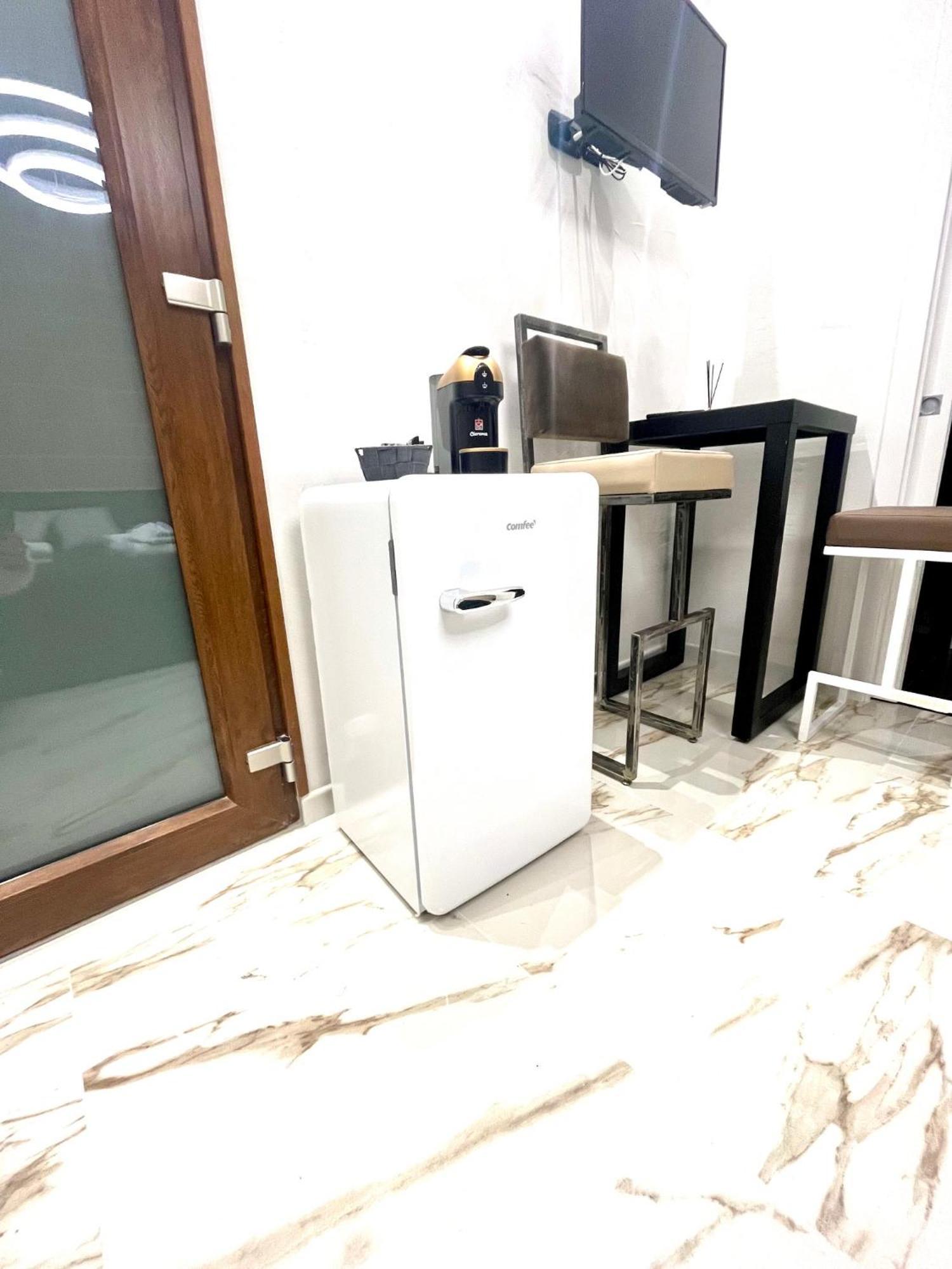 Mada'S Apartment Deluxe Бари Экстерьер фото