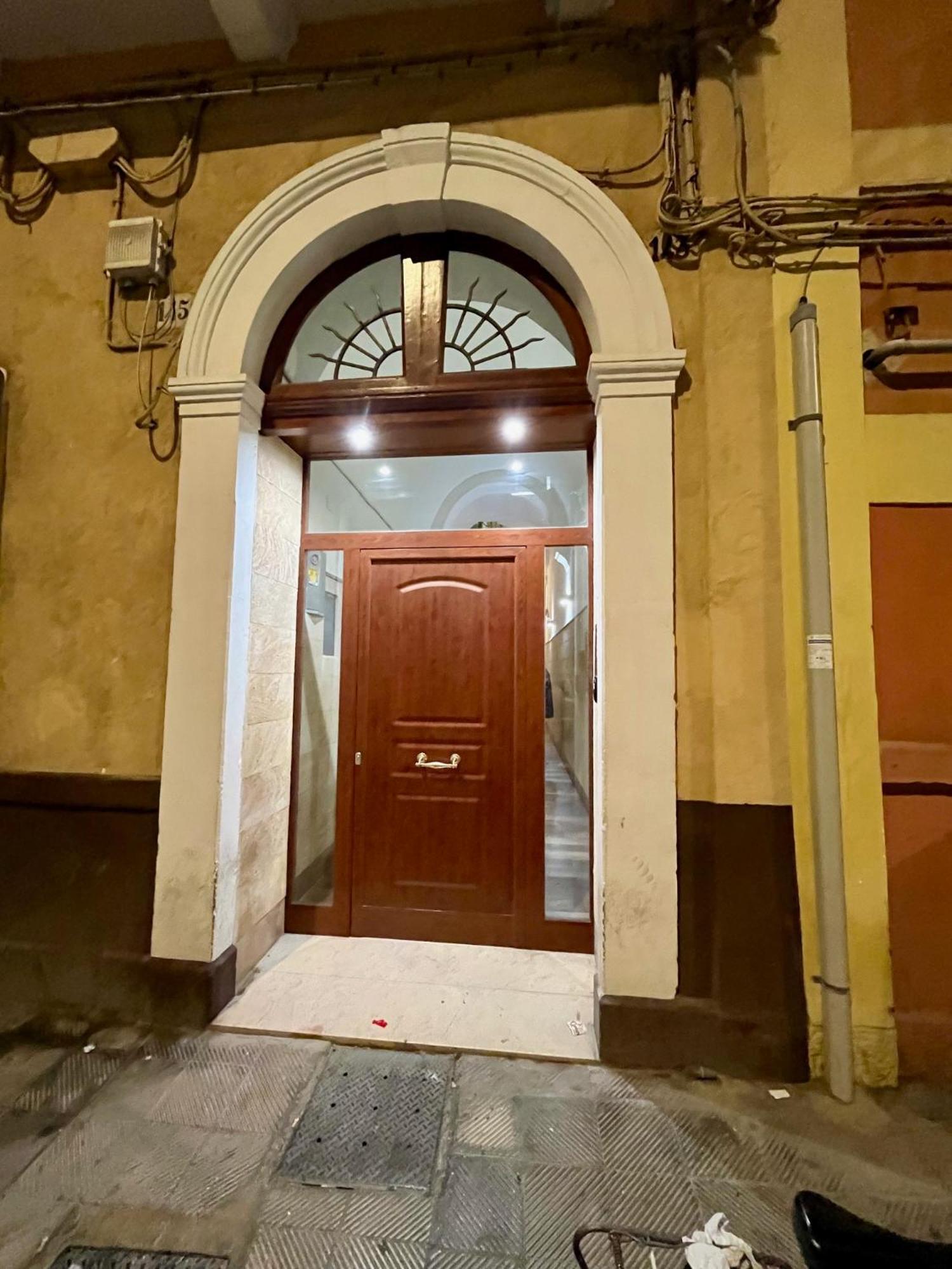 Mada'S Apartment Deluxe Бари Экстерьер фото
