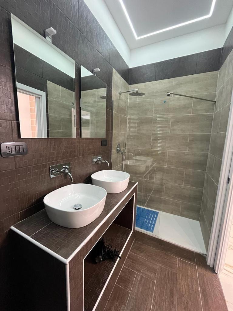 Mada'S Apartment Deluxe Бари Экстерьер фото