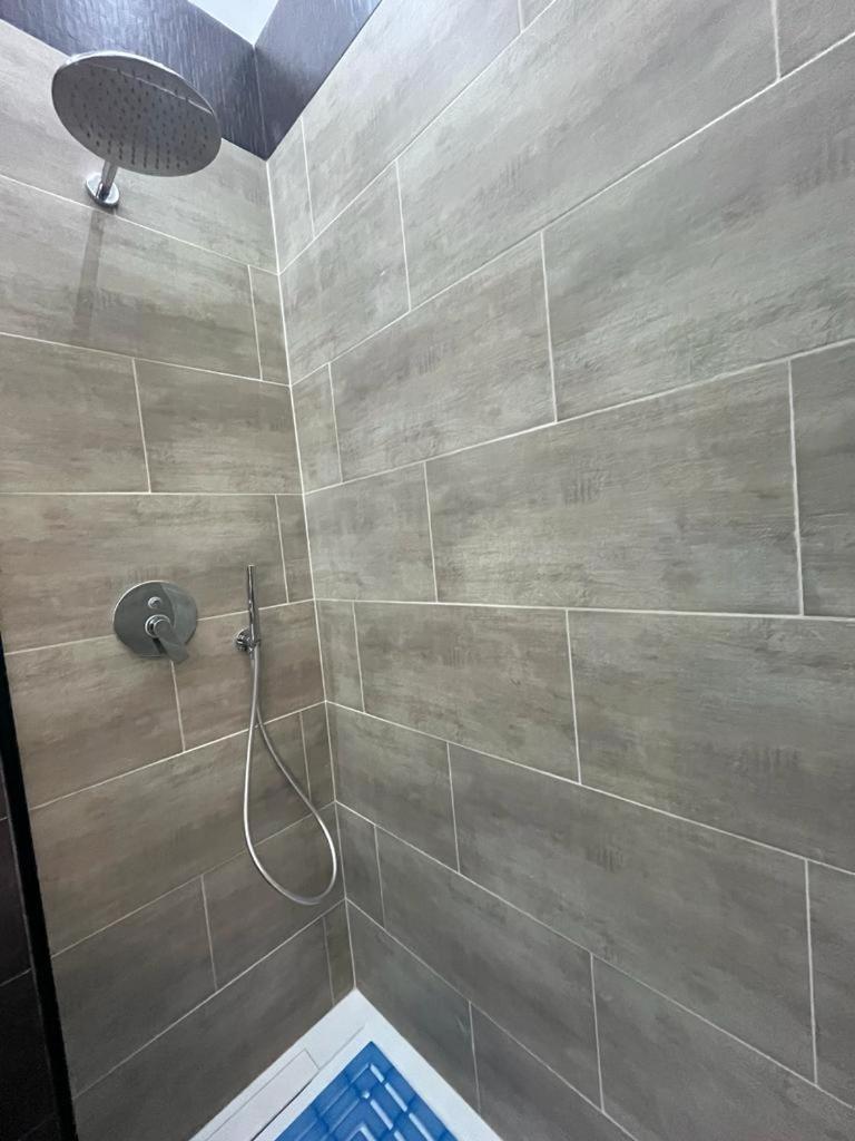 Mada'S Apartment Deluxe Бари Экстерьер фото